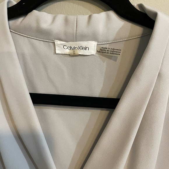 Calvin Klein grey blouse. Size Medium - Picture 2 of 6